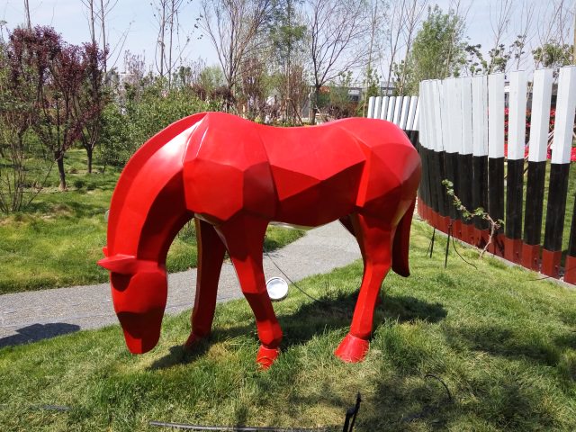 雕塑红马
